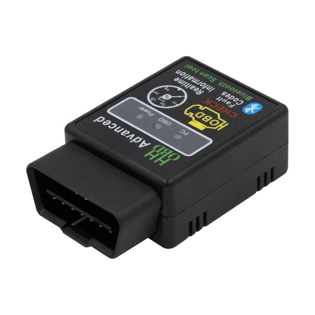 Adaptador ELM327 Bluetooth negre vist en angle, amb el connector OBD2 de 16 pins en primer pla