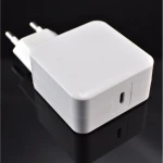 Cargador USB-C 29W compatible MacBook en uso con portátil Apple